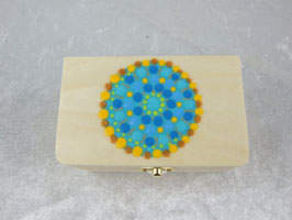 kleine Holzbox mit Klappscharnier und buntem Mandala