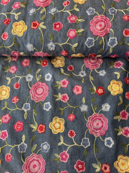 Bestickter Jeansstoff mit Blumen