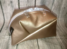 GEO-Bag aus Kunstleder in gold, mit Eulen-Anhängern
