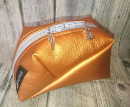 GEO-Bag aus Kunstleder in kupfer, mit Federn- und Eulenanhängern