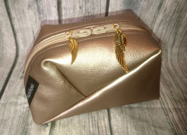 GEO-Bag aus Kunstleder in gold, mit goldigen Federn-Anhängern