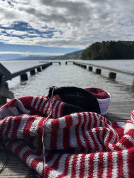 LIEBE-ZEIT Strickset Leuchtturm-Poncho mit Flausch 4-fädig 1225m