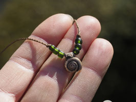 Kette die kleine Schnecke aus Bronze mit recycelten Glasperlen in grün, A137