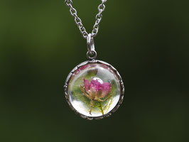 Rosenblüten und Moos in Kunstharz eingegossen, Schnörkelfassung silberfarben, inkl. Kette, Nr. A73