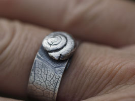 Blattskelett Ring mit Schneckenhäuschen aus Sterlingsilber, Grössenverstellbar Nr. A94