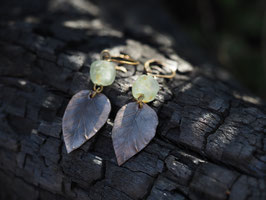 Buchenblätter aus Bronze mit recycelten Glasperlen