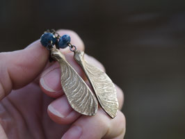 Flügel des Waldes - Ahorn Ohrringe aus Bronze mit Apatit Edelsteinperlen, Nr. A6