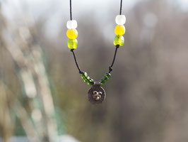 Kette der kleine Bär aus Bronze mit den Farben der Natur aus recycelten Glasperlen, A136