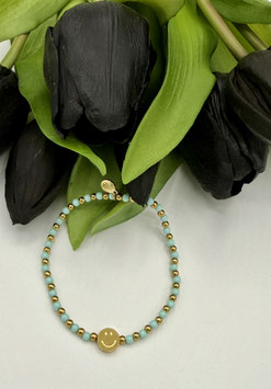 Hellblaues Perlenarmband mit goldenem Smiley