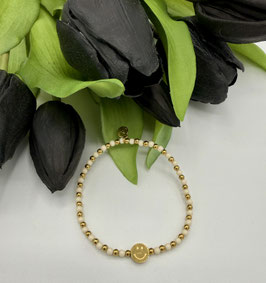 Beiges Perlenarmband mit goldenem Smiley