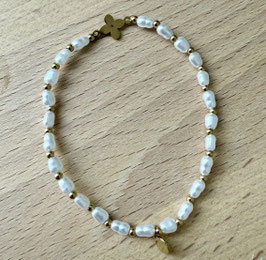 Süßes Perlenarmband mit goldener Blüte