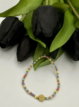 Buntes Perlenarmband mit goldenem Smiley