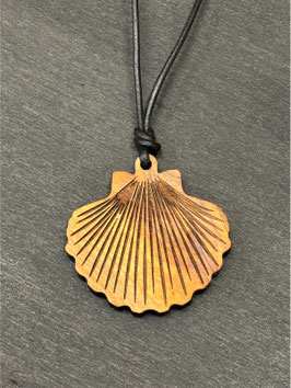 Jakobsmuschel / Pilgermuschel aus Olivenholz als Kette mit Lederband