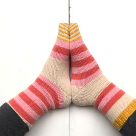 Garnpaket Ringelpiez Socken inklusive Anleitung (PDF) in den Farben Lachs, Rosa, Hellbeige und Gelb