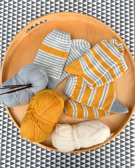 Garnpaket Ringelpiez 2.0 Socken inklusive Anleitung (PDF) in den Farben Weiß, Graublau und Gelb