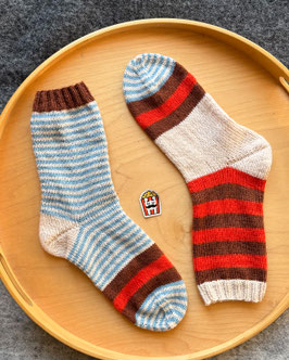 Garnpaket Ringelpiez Socken inklusive Anleitung (PDF) in den Farben Kürbisrot, Hellbeige, Nougat und Hellblau