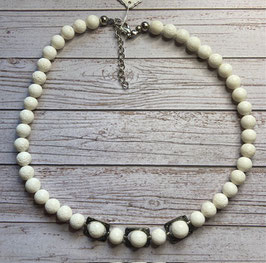 Schaumkoralle weiß Kette, silberfarbige Spacer, Kugeldurchmesser 8 mm, 40 cm mit 4 cm Verlängerung, silberfarbiger Karabinerverschluss - ohne Deko