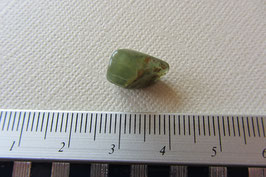 Beryll dunkelgrün Trommelstein ca. 10 mm