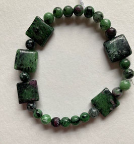 Zoisit mit Rubin, Kugel Armband, 6 mm Durchmesser, 5 quadratische Zwischenteile 1 cm, 19 cm lang, elastisch Stretchband - ohne Deko