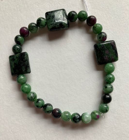 Zoisit mit Rubin Kugel Armband 6 mm Durchmesser, 3 quadratische Zwischenteile 1 cm, 19 cm lang, elastisch Stretchband - ohne Deko