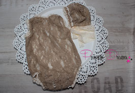 2tlg. Set Spitzen Romper mit Häubchen tan