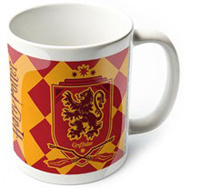 Tazza di Harry Potter con lo stemma di Grifondoro tutta rossa