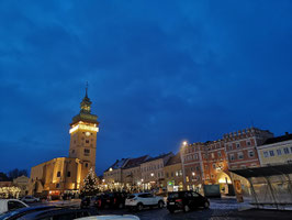 Retzer Hauptplatz in weihnachtlicher Abendstimmung