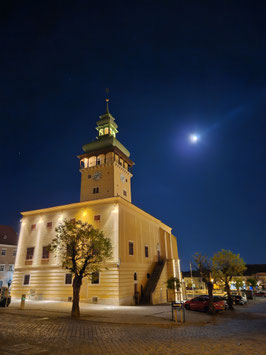 Retzer Rathaus im Vollmond