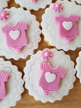 Babyhemdchen mit Herzchen rund