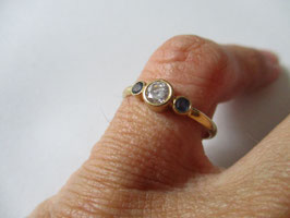 Gold ring with central zircon and two small synthetic zaphires on the sides