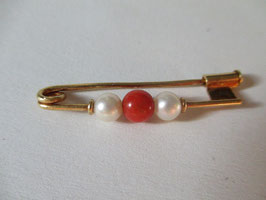 Safety pin in yellow gold, red coral and white pearls