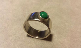 Ring with malachite green stone