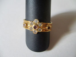 Gold ring with synthetic rubies flower