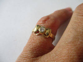 Gold ring with central zircon bow shape