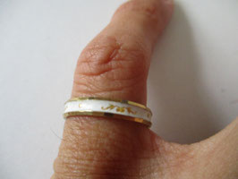 Gold ring white enamelled with decorative gold patterns