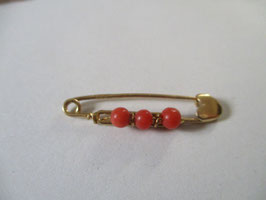 Safety pin in yellow gold and red coral