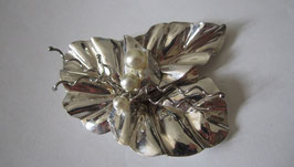 Silver brooch leaf and pearls