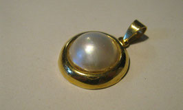 Gold pendant and pearl