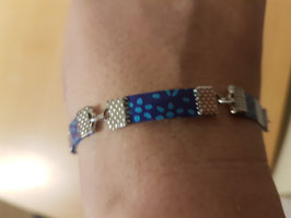 armband mit farbigen Kapselblättchen