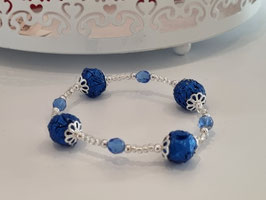 Armband mit blauen Kaffeekapseln