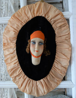Dekorativer alter Boudoir Puppenkopf Teil einer Kissenhülle