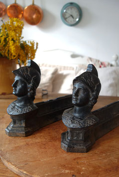 Antikes Paar französischer Kaminböcke aus Gusseisen