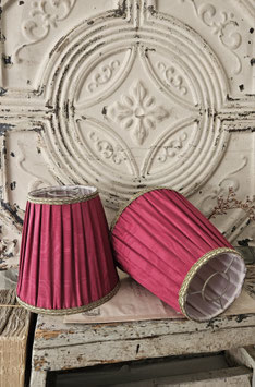 Shabby: Zauberhafter alter plissierter Lampenschirm