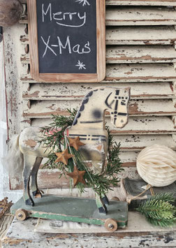 Shabby: Altes Holzpferd auf Rollen