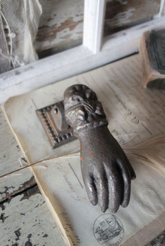 Dekorativer alter massiver Türklopfer Hand aus Frankreich