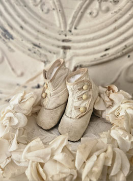 Shabby: Zauberhaftes Paar antiker Baby Knopfschuhe