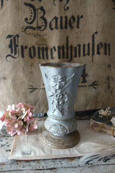 Shabby: Jardiniere / Metall Gartenvase mit Patina