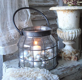 Shabby: Dekoratives Windlicht aus Glas + Metall