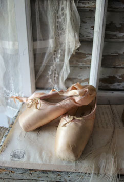 Zertanztes Paar alter Ballettschuhe aus Frankreich