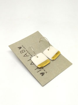 Cerchietti nickel free con pendente quadrato in ceramica e lustro oro.